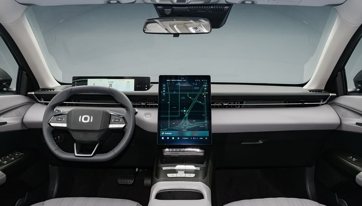 Panel de instrumentos de 10" y pantalla tactil de infoentretenimiento a color de 13.2".