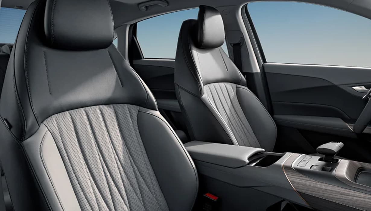 Asiento del conductor con ajuste electrico de 6 posiciones y asiento del copiloto con ajuste manual de 4 posiciones.