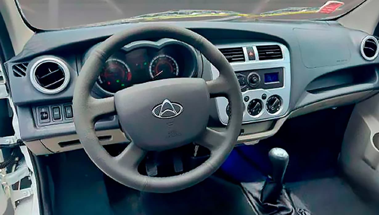 Asiento del conductor con ajuste manual de 2 posiciones y radio AM/FM con 2 bocinas y conectividad Bluetooth.