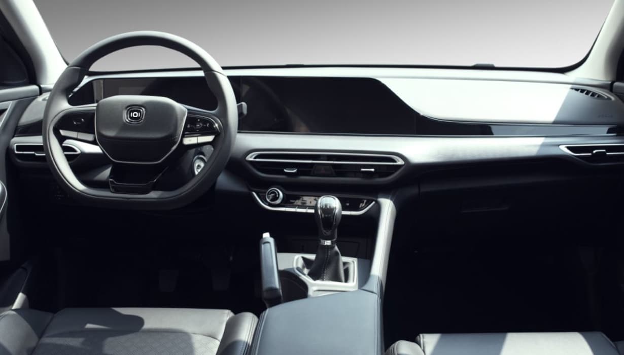 Panel de instrumentos digital de 10.25", pantalla central digital de 10", radio AM/FM Bluetooth con 4 bocinas y conectividad con CarPlay y Android Auto.