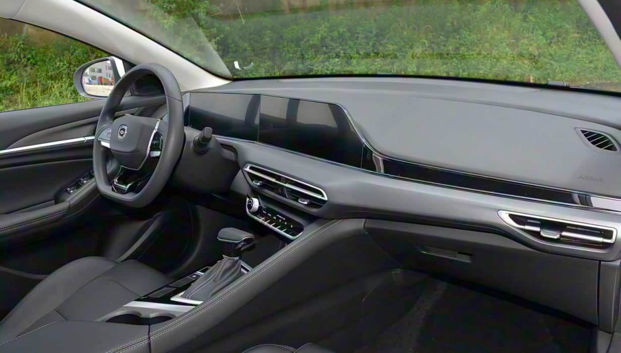 Asiento del conductor con ajuste electrico de 6 posiciones, asiento del copiloto con ajuste manual de 4 posiciones y vestiduras en piel sintetica.