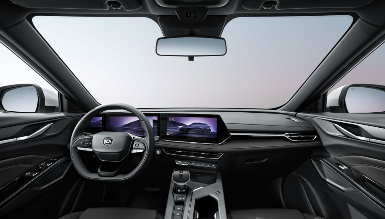 Panel de instrumentos de 12.3", pantalla auxiliar para conductor de 4.5", conectividad con CarPlay y Android Auto, y volante multifuncion forrado en piel sintetica.