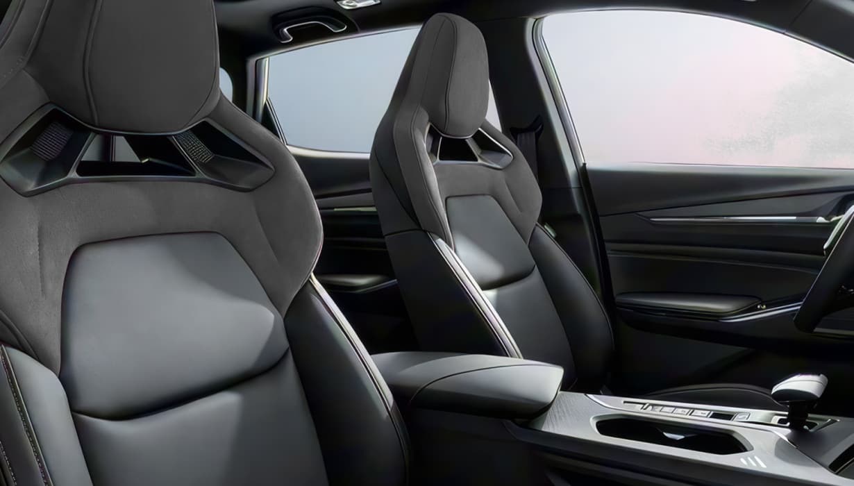 Vestiduras de asientos en piel sintetica, asiento del conductor con ajuste electrico de 6 posiciones y asiento del copiloto con ajuste manual de 4 posiciones.