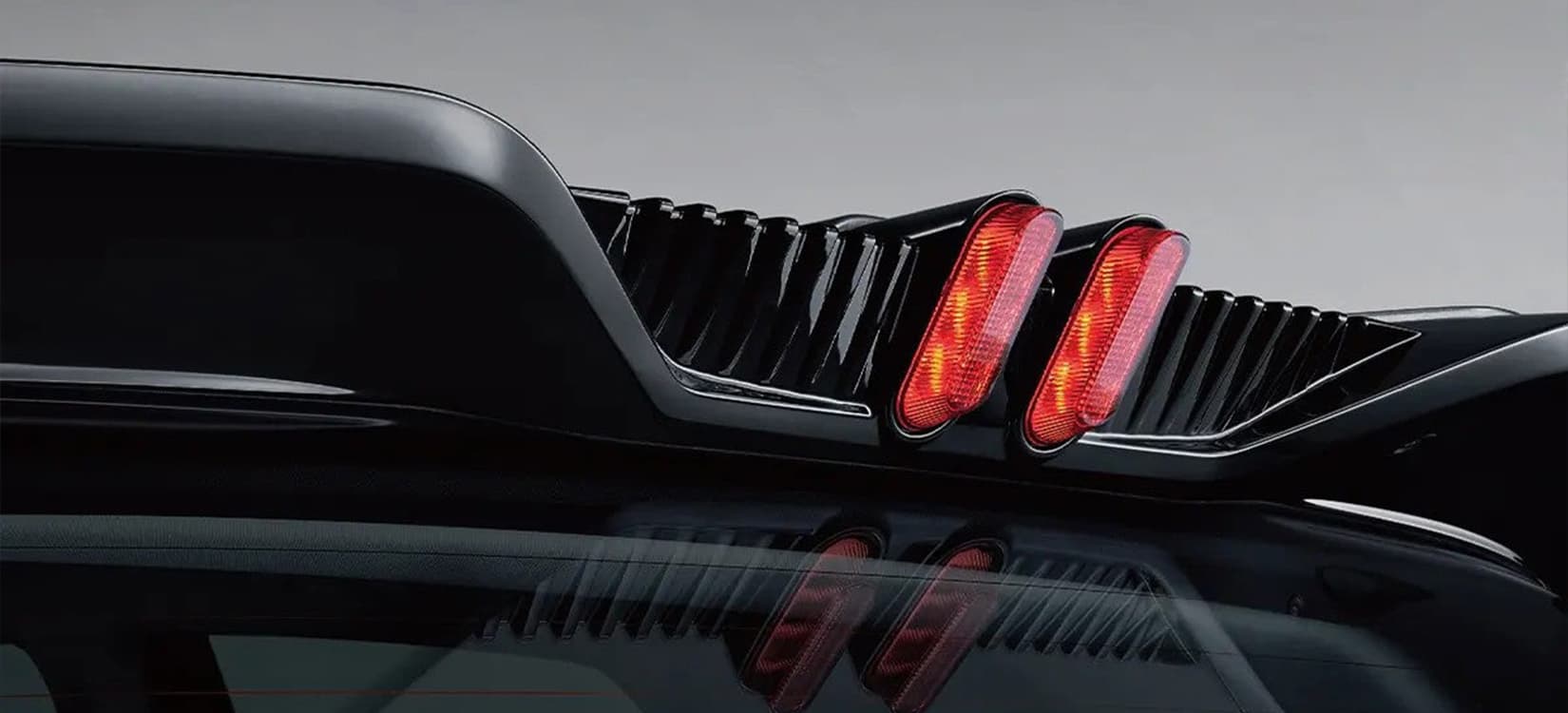 Espejos laterales calefactables y plegables electricamente al cerrar.