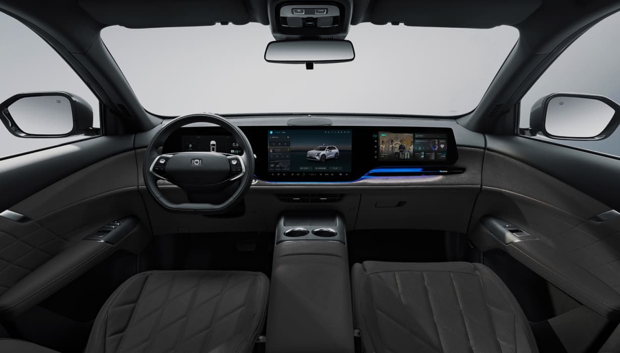 Panel de instrumentos de 10.25", pantalla tactil de infoentretenimiento a color de 14.6" y pantalla exclusiva para el copiloto de 12.3".