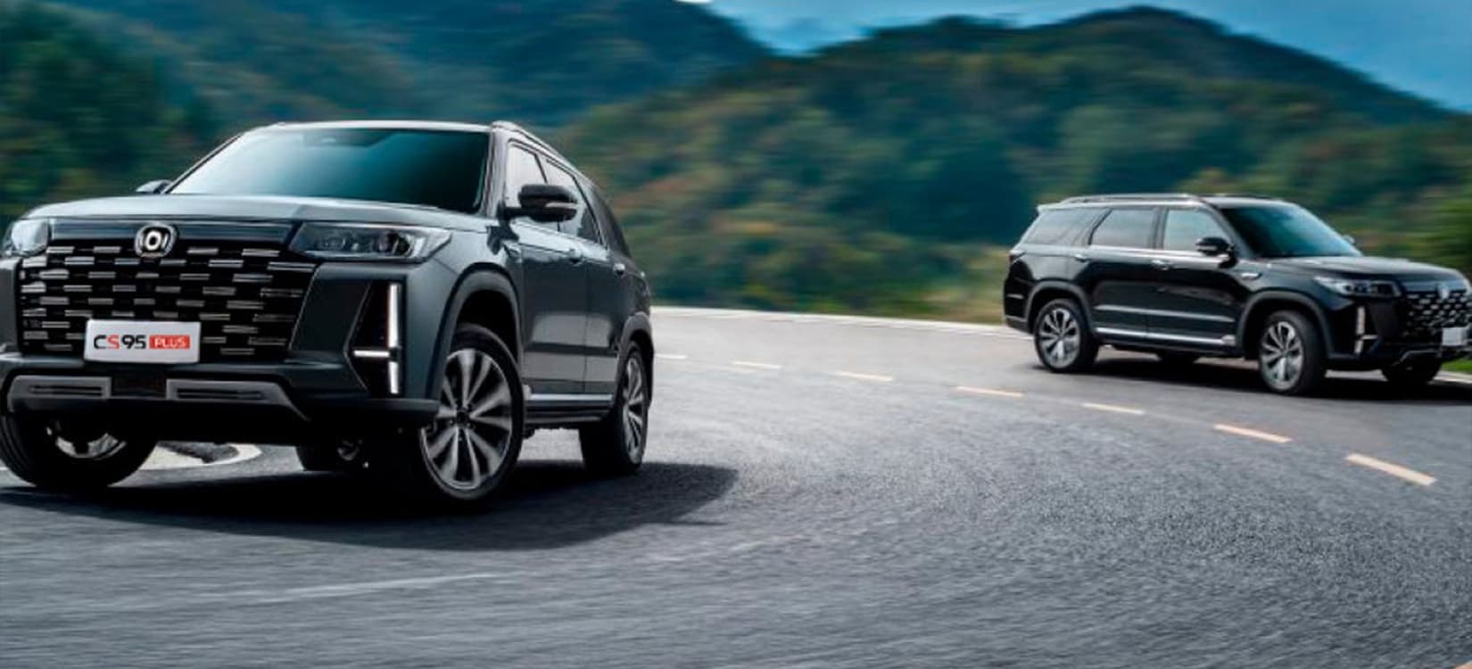 Espejos laterales calefactables y plegables automaticamente al cerrar.