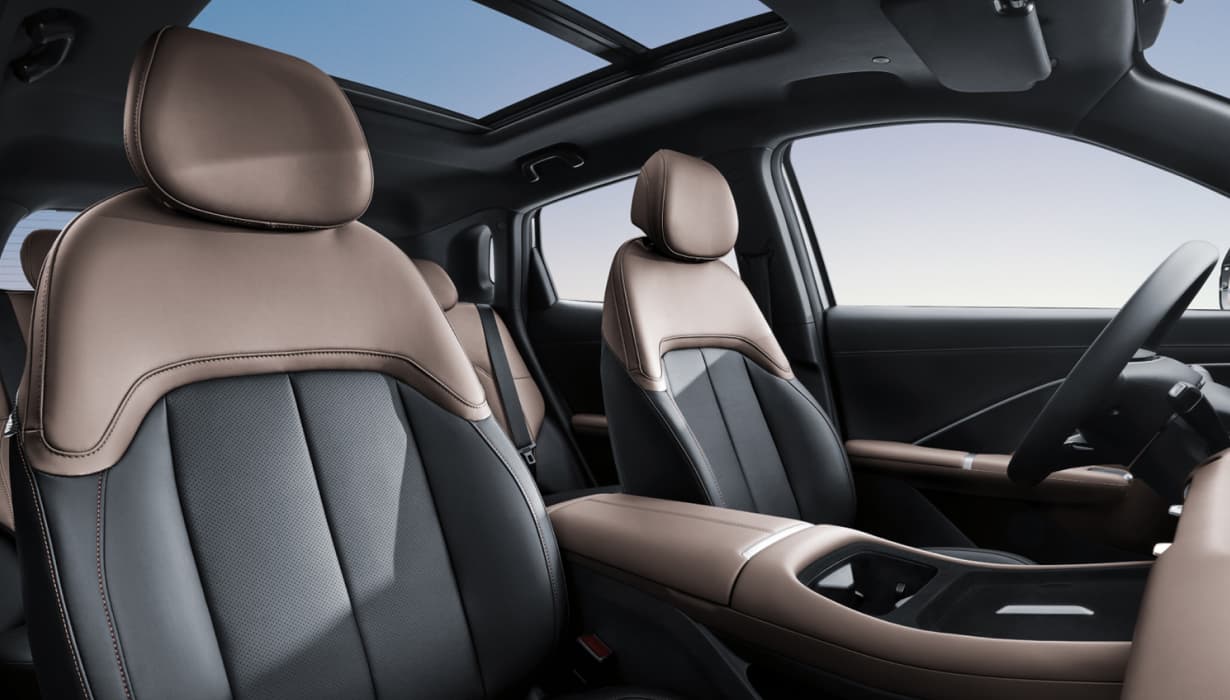 Asientos delanteros ventilados y calefactables, asiento del conductor con ajuste electrico de 6 posiciones y asiento del copiloto con ajuste electrico de 4 posiciones.